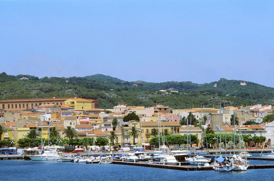 Barche da pesca nel porto di Carloforte