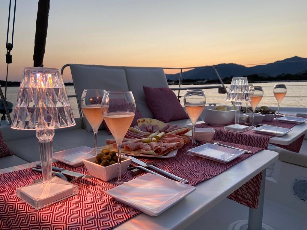 Aperitivo al tramonto in catamarano
