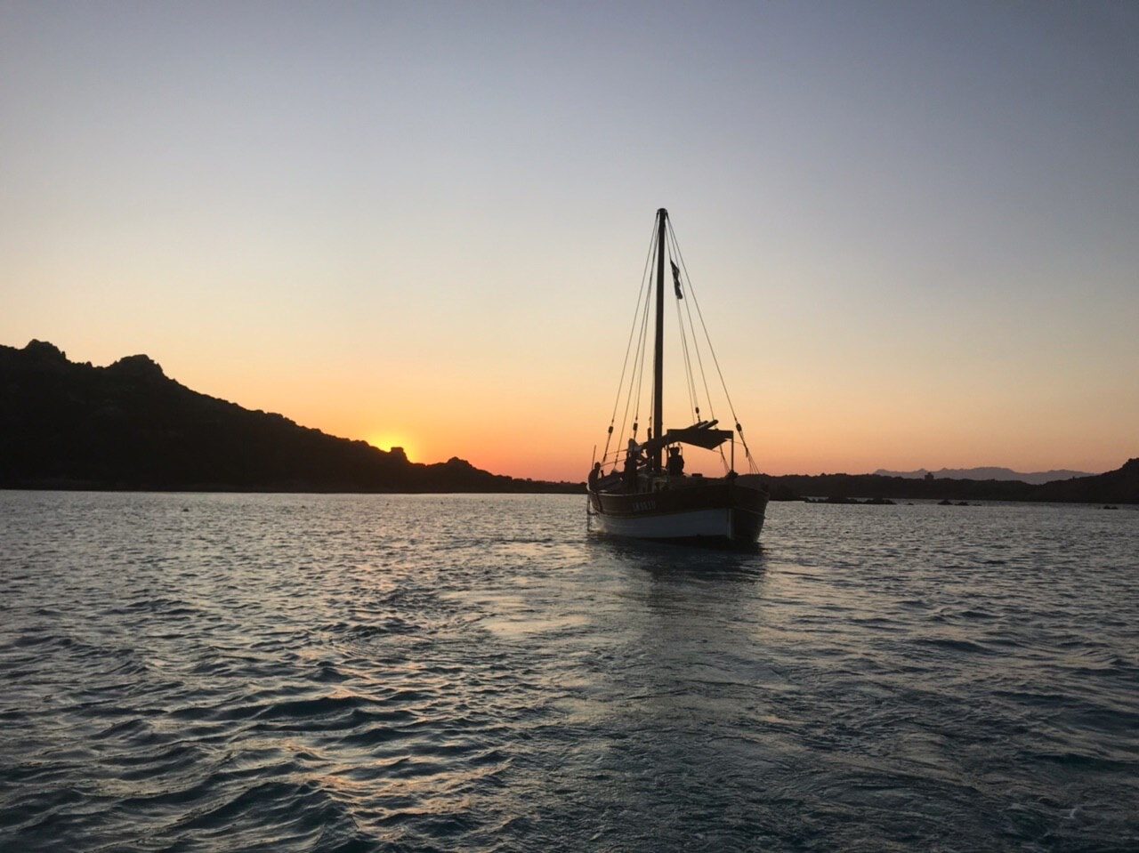 Aperitivo al tramonto barca a motore