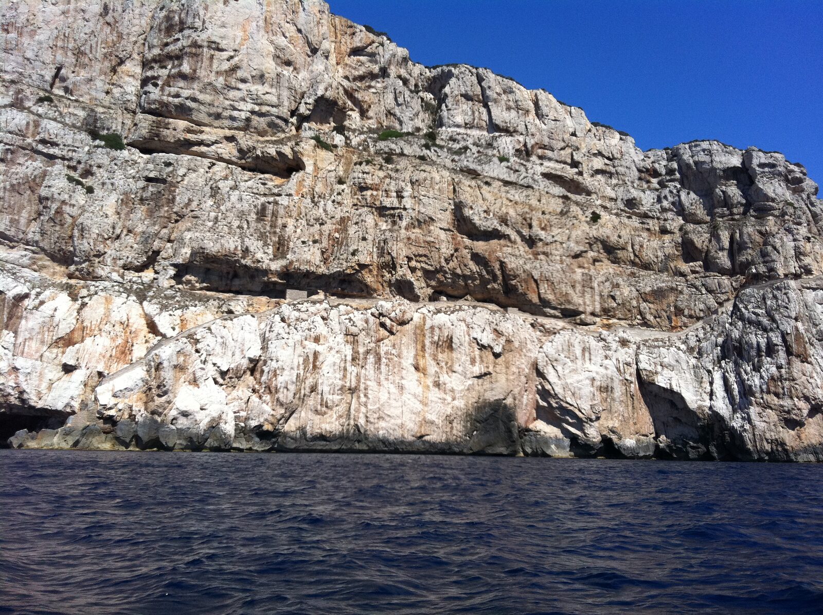 Le pareti calcaree di Capo Caccia viste dal mare, Grotte di Nettuno