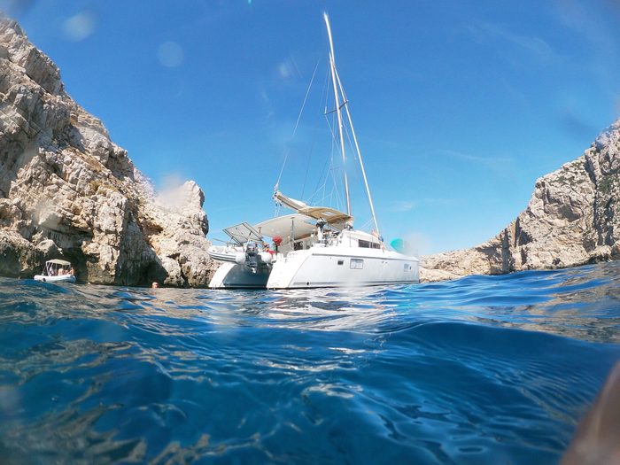 Nuoto in acque libere in una baia della Sardegna