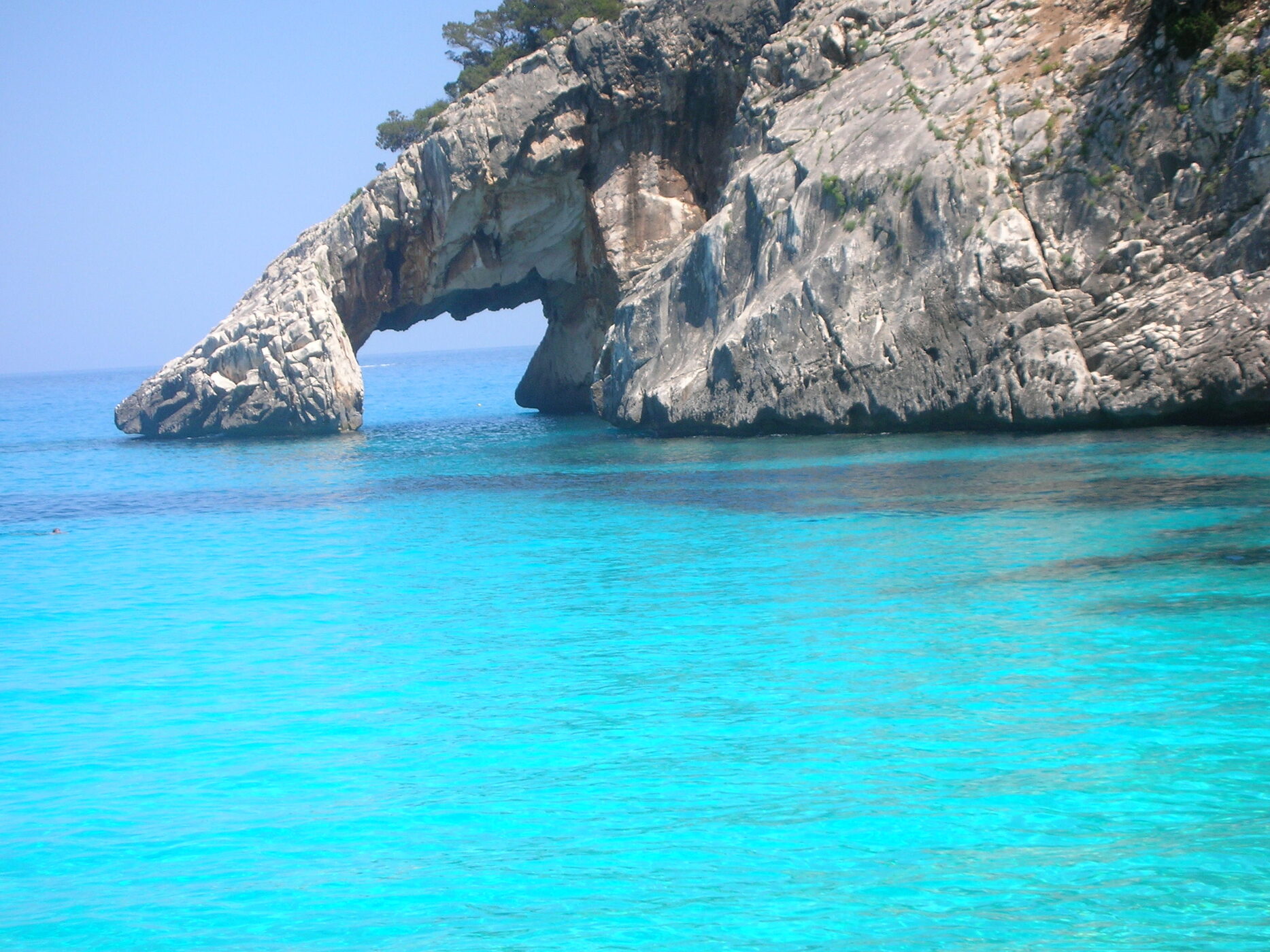 Arco di roccia e mare turchese sulla costa sarda