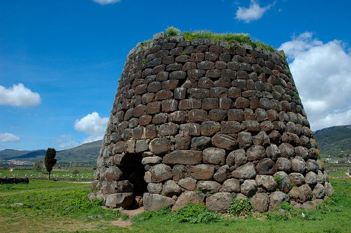 Gruppo in visita a un sito archeologico in Sardegna